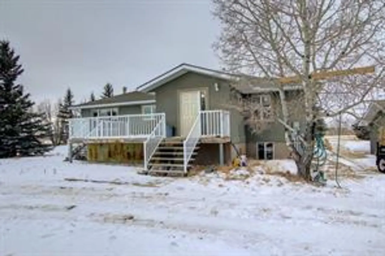 Before and after move-in cleaning of a 6 bedroom house in Rocky View County, AB
